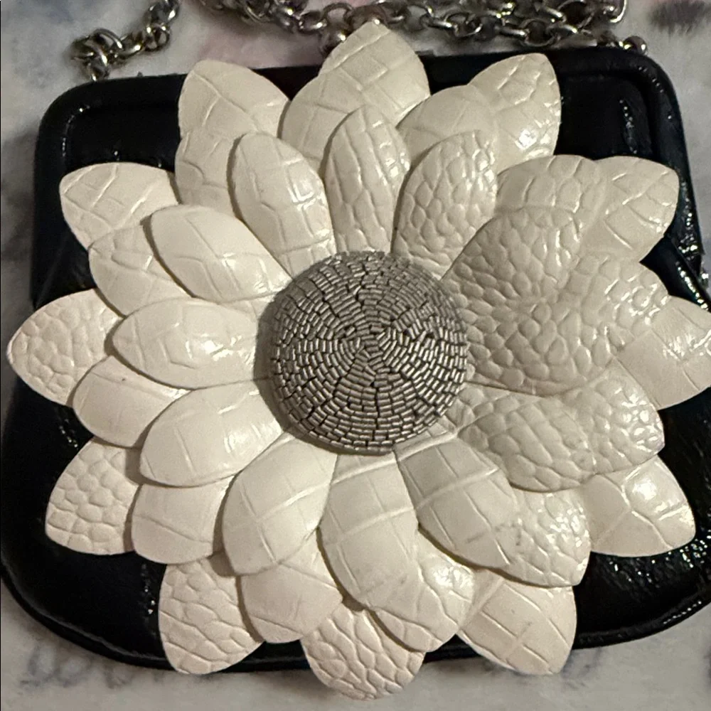 Brighton Sunny Days white daisy coin purse/evening bag EUC with detachable chain - Picture 3 of 16